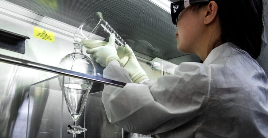 This Chip Works at 1300°F—And Could Redefine AI