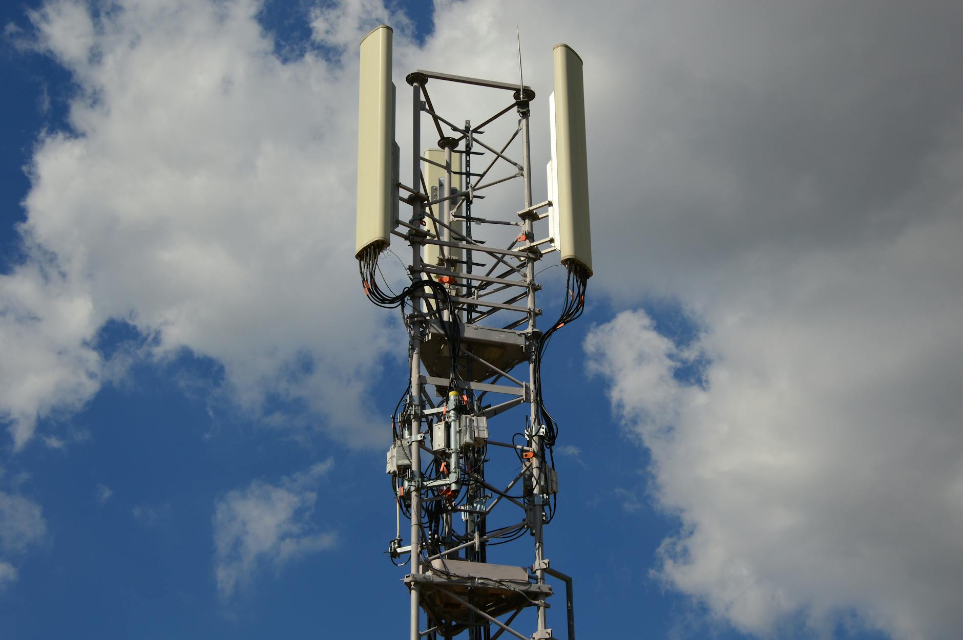 Direct-to-Cell LTE on LEO Satellites Explained